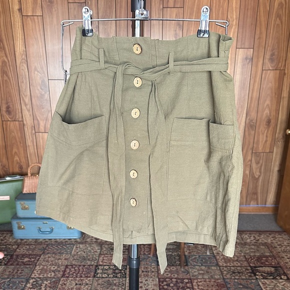 Hesperus Green Cotton Skirt - Pockets, Tie Detail, Wooden Buttons, 100% Cotton - Picture 2 of 7